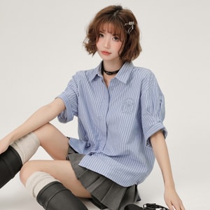 【中国直邮】HSPM 新款学院风翻领刺绣条纹衬衫 湖蓝色条纹 S