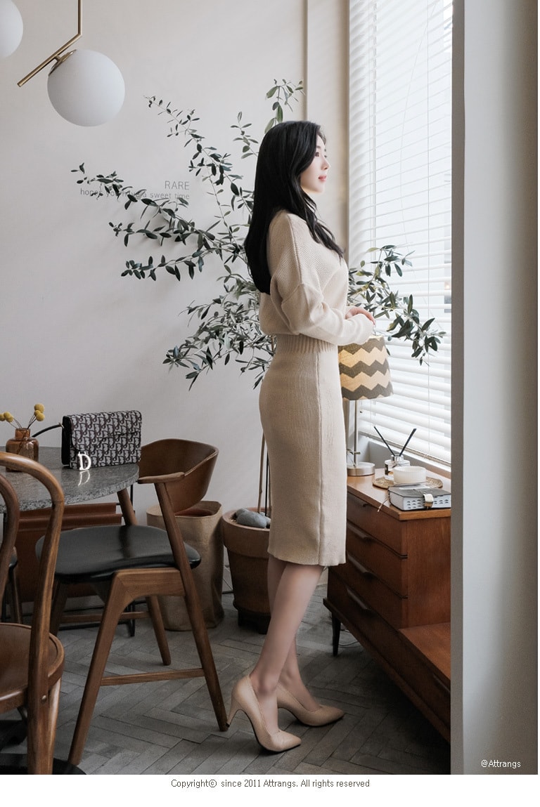 【韩国直邮】ATTRANGS 腰部松紧设计半高领长款针织连衣裙 米色 均码