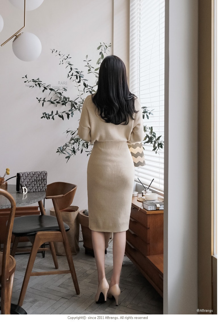 【韩国直邮】ATTRANGS 腰部松紧设计半高领长款针织连衣裙 米色 均码
