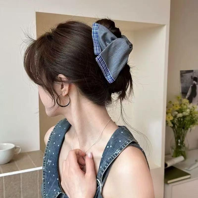 One French retro gripper a blue and gray checkered triangular gripper a high-end hairpin.