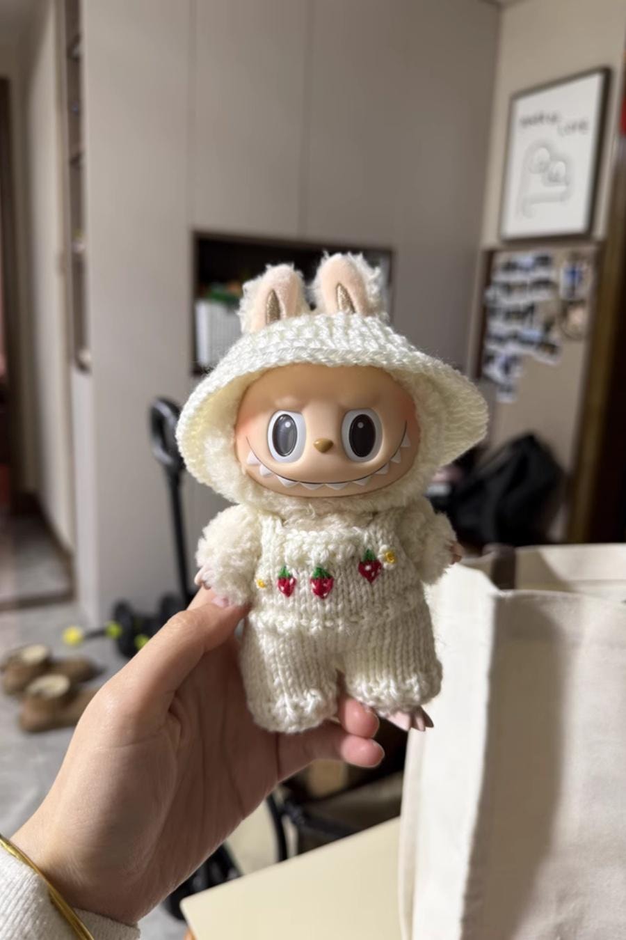 【中国直邮】  万比邻精选 拉布布 马卡龙搪胶公仔手工衣服 草莓白 背带裤+帽子 衣长3.15in 约重20g 适合拉布布一代 二代挂件