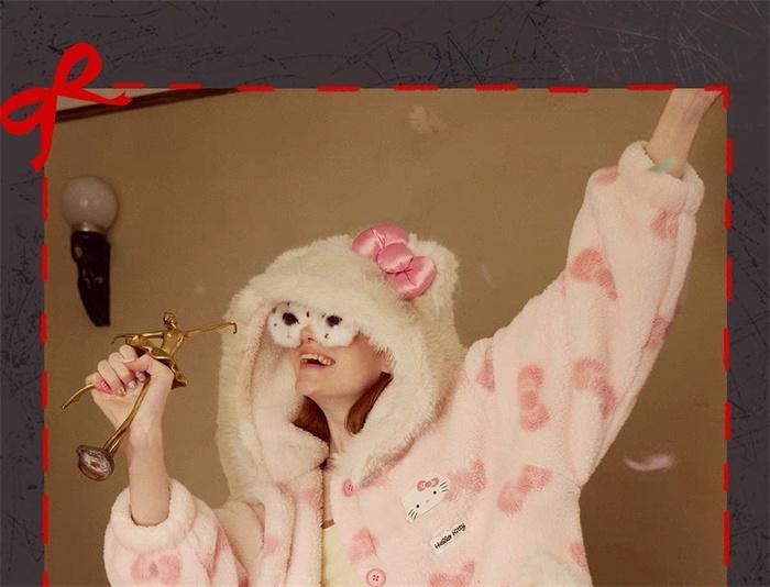 【中国直邮】 FOXTAIL Hello Kitty蝴蝶结斗篷 毛绒女士家居服/珊瑚绒睡袍/冬季新款少女甜美风-L码 1件*|