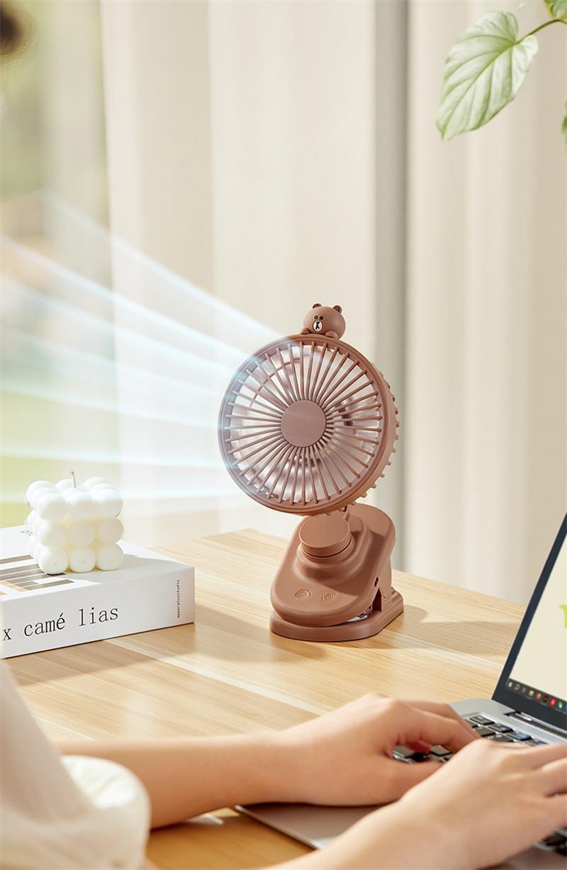 【中国直邮】 日本 LINE FRIENDS 桌面风扇新款静音摇头台式可夹usb充电 趴姿布朗款 1个装