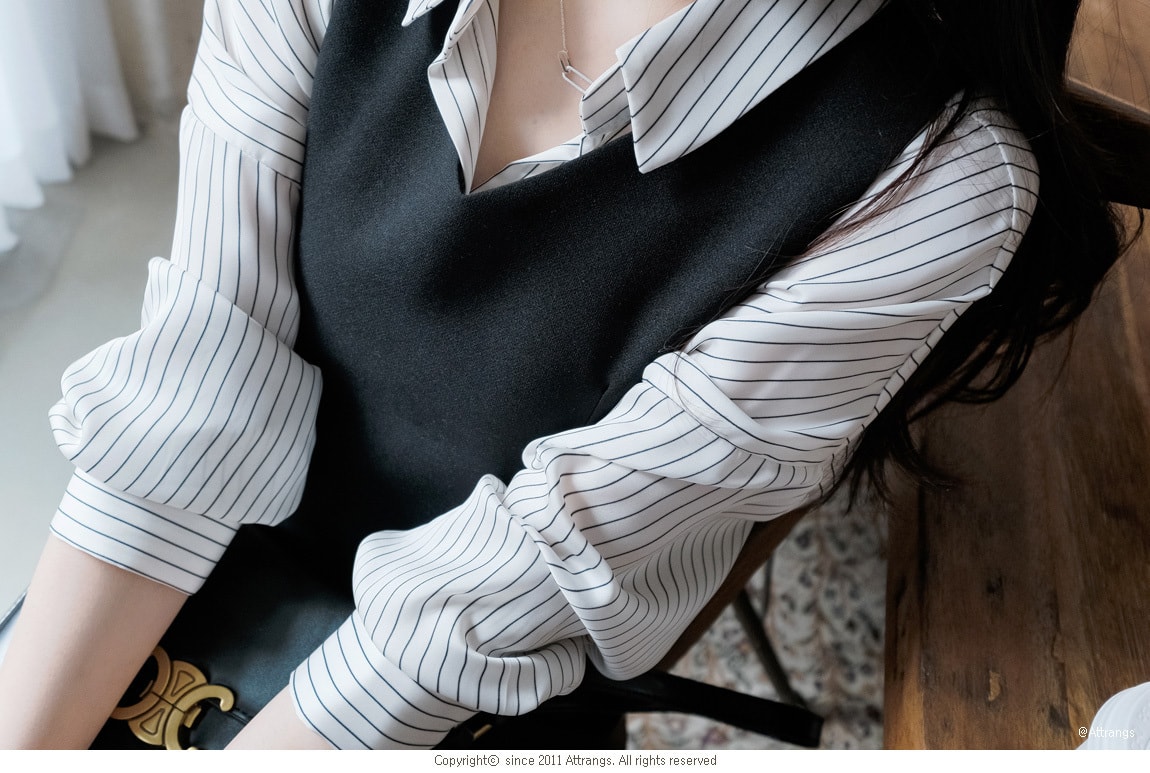 【韩国直邮】ATTRANGS V领竖条纹简约款衬衫 乳白色 均码