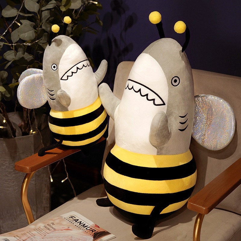 【抖音爆款】鯊魚+ 蜜蜂=可愛鯊Bee 抱枕玩具 玩偶 公仔 1pc 長度65cm【生日聖誕驚喜】