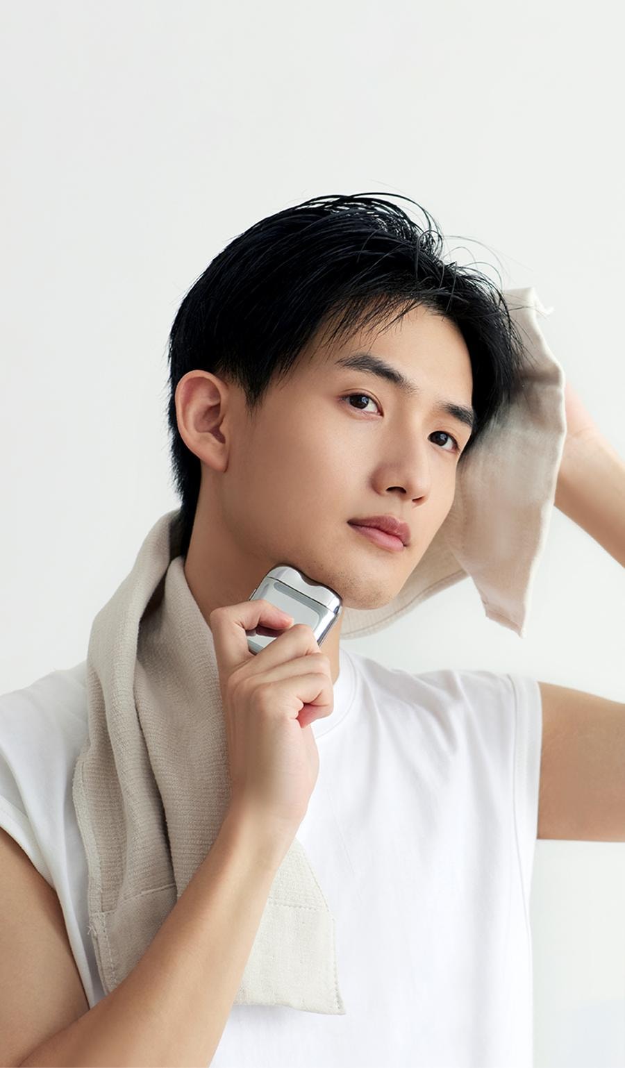 OLAYKS 2025 新款电动剃须刀干湿两用便携迷你刮胡刀双刀头浮动磁吸设计精钢机身快充可水洗智能控压适合旅行送礼男士圣诞节礼物