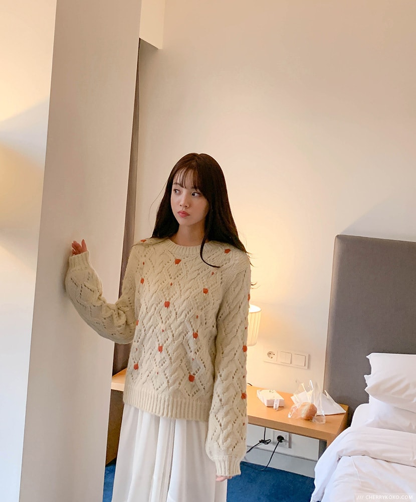 【韩国直邮】CHERRYKOKO 韩国甜美方格红心点缀针织衫 米色 FREE
