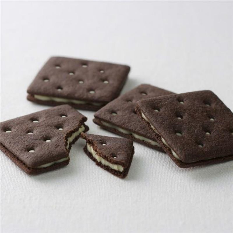 【日本北海道直邮】六花亭雪飘飘白巧克力夹心黑可可饼干 12枚入