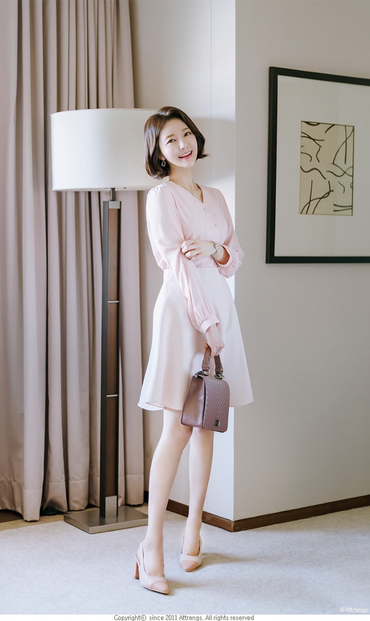 【韩国直邮】ATTRANGS V领珍珠扣装饰雪纺衬衫 粉色 均码