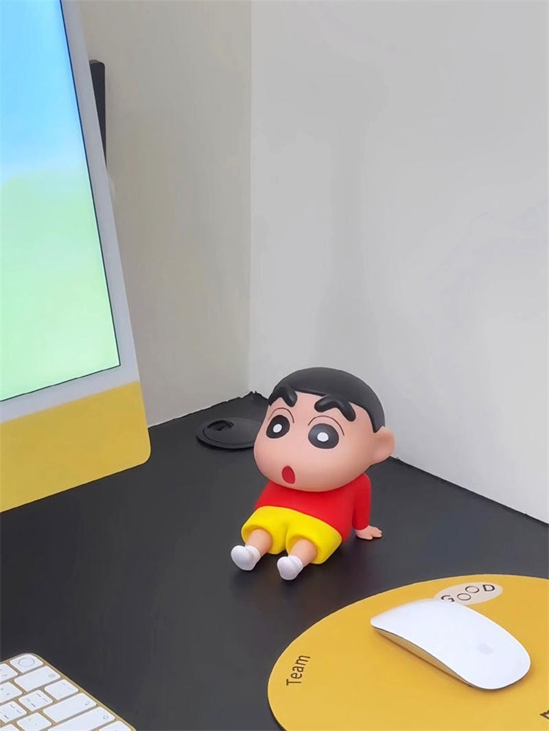 【中國直郵】 親太太 蠟筆小新手機支架桌面擺件潮玩手辦 睡袍款 12cm 1個