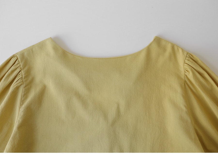 【韩国直邮】CHERRYKOKO V领纽扣五分袖复古衬衫 芥末黄色