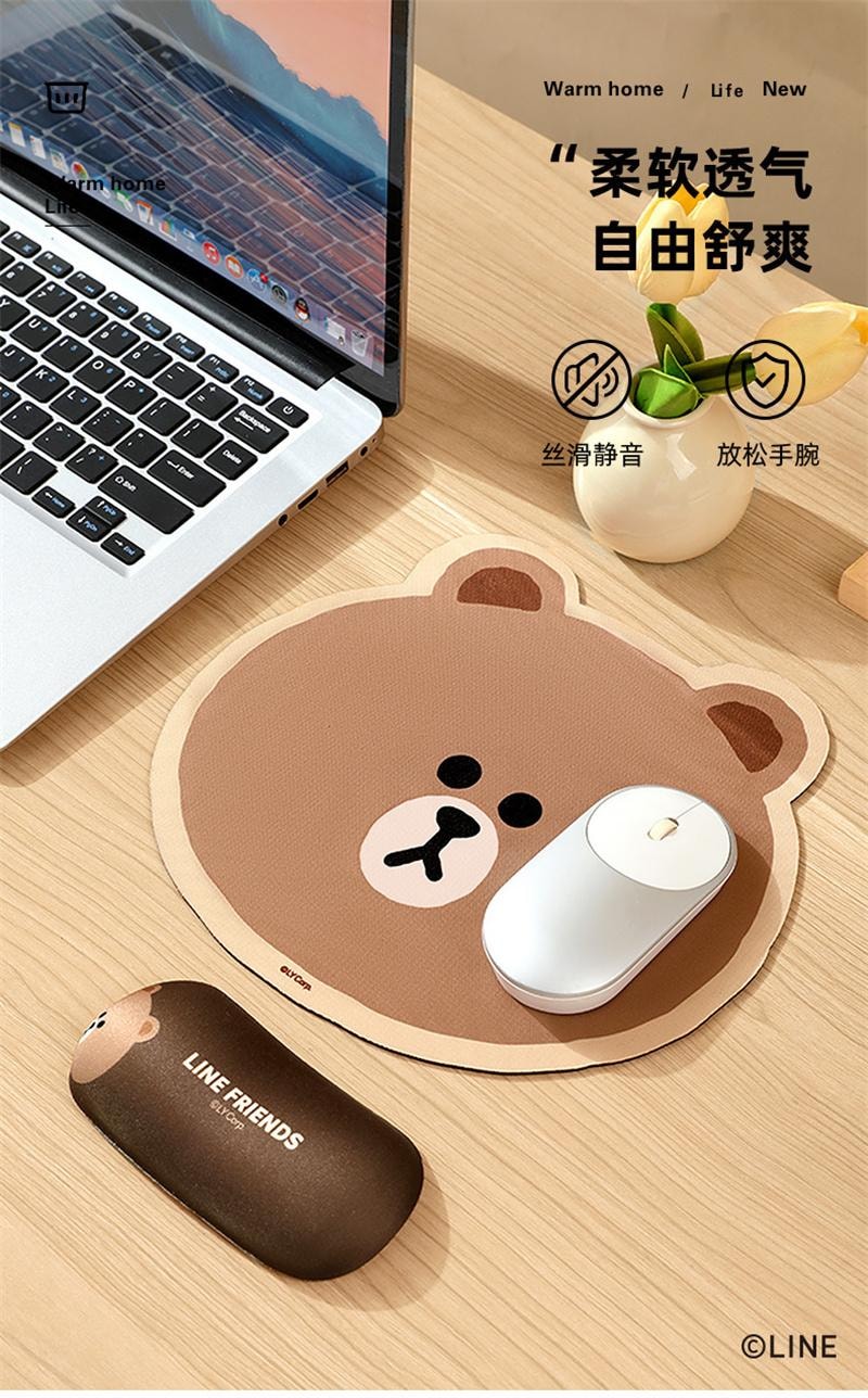【中國直郵】 日本 LINE FRIENDS 滑鼠墊防滑耐磨軟墊加厚電腦桌墊 布朗熊抱姿款 滑鼠墊+手托 1套