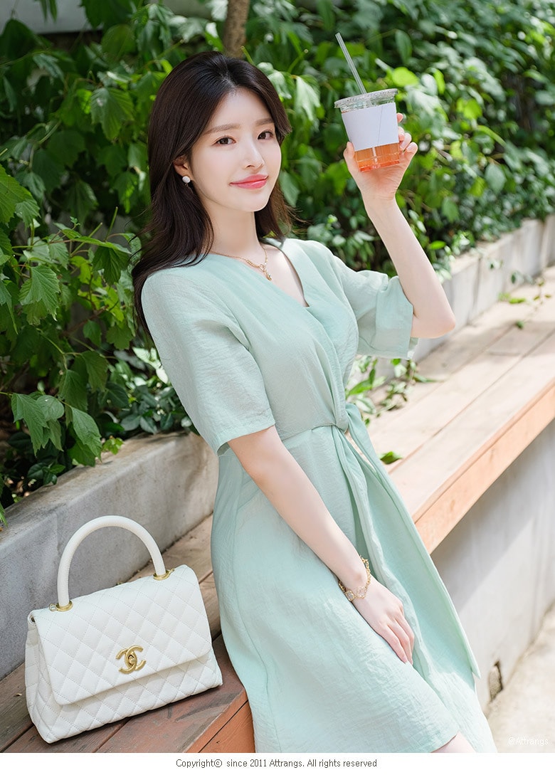 【韩国直邮】ATTRANGS V领纯色不规则优雅设计气质连衣裙 粉色 Free