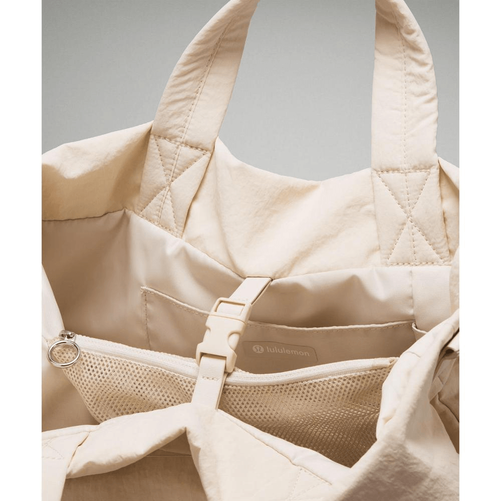 LULULEMON || On My Level Bag 2.0 19L || White Opal || Free LULULEMON || On My Level Bag 2.0 19L || White Opal || Free