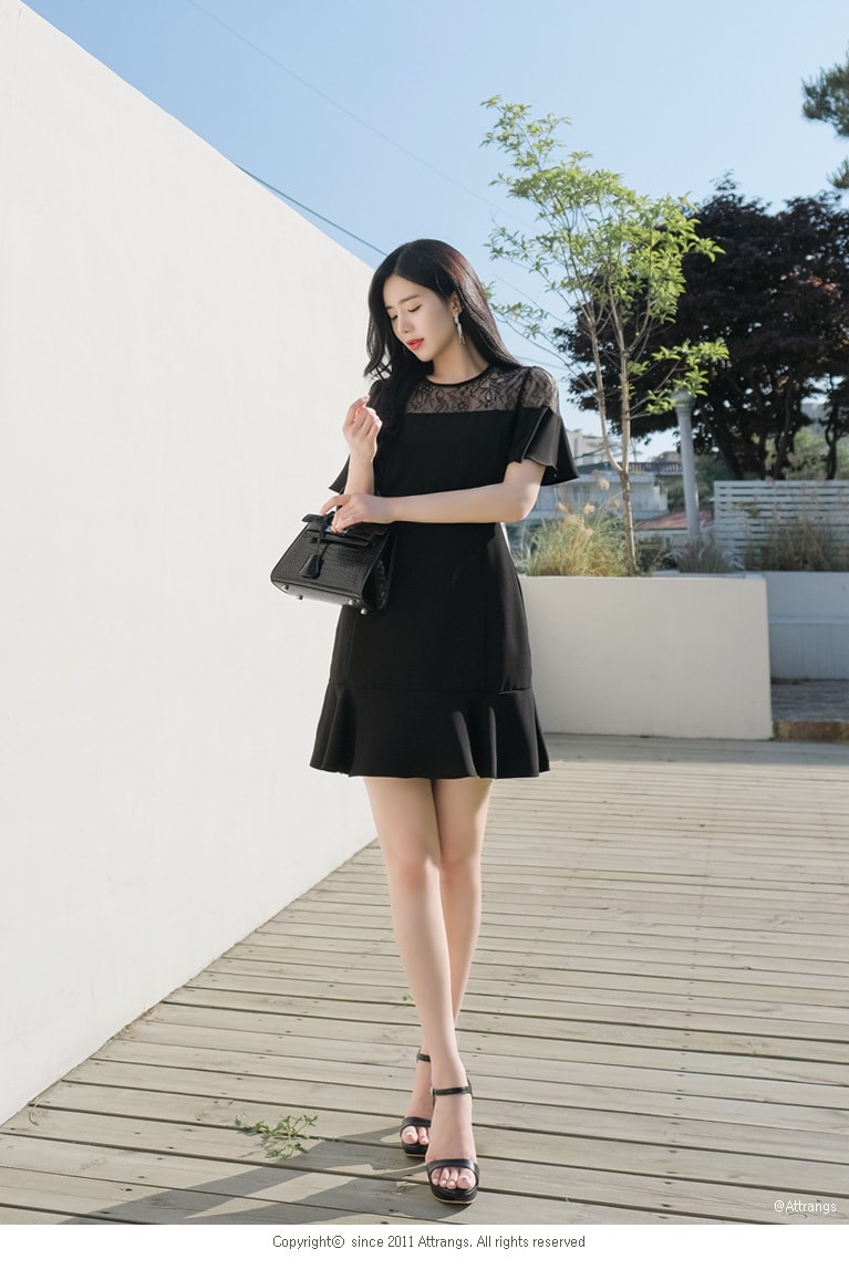 【韩国直邮】ATTRANGS 蕾丝露肩高腰微喇气质优雅连衣裙 黑色 M