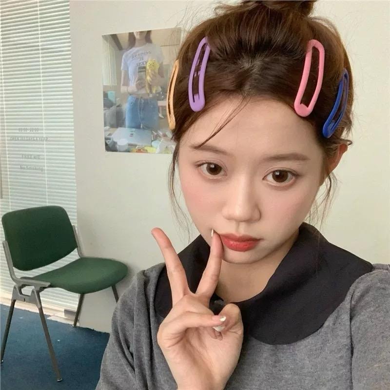 A set of six pink simple matte bb clips for bangs on the forehead