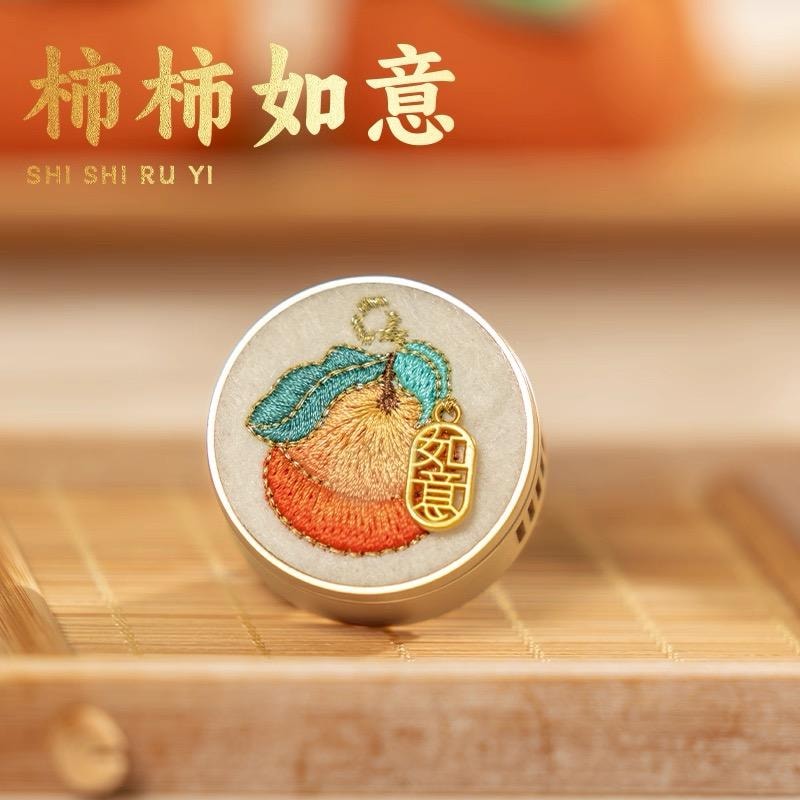 【中國直郵】 上海錢麗 錢麗 刺繡車載香氛 車載香氛刺繡香囊 出風口香片 國風車載香薰 - 大富大桂 1個