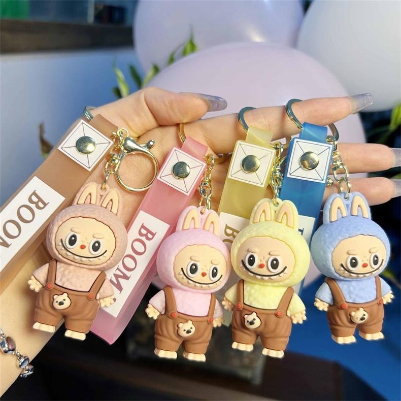 【贈品】【中國直郵】 好創意生活百貨 背帶褲拉布布Labubu小綿羊鑰匙扣創意卡通公仔掛件書包掛飾1件