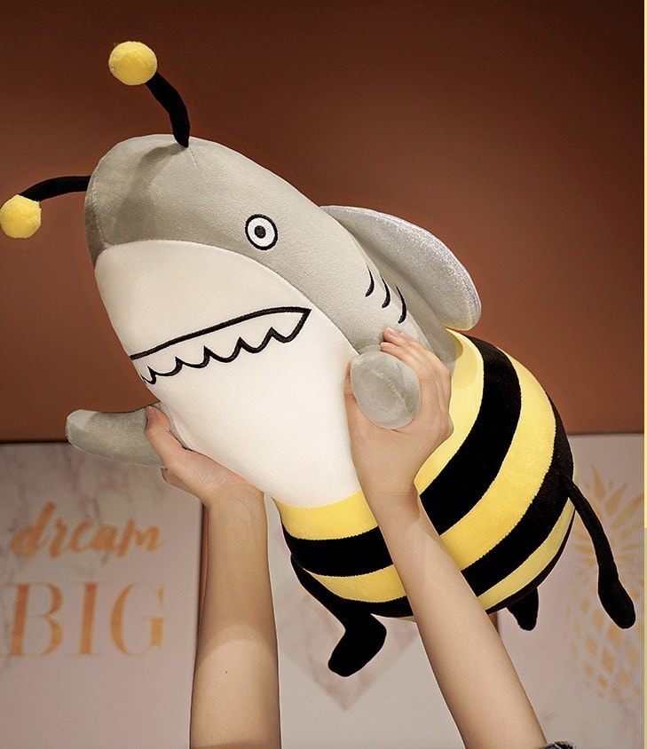 【抖音爆款】鲨鱼+ 蜜蜂=可爱鲨Bee 抱枕玩具 玩偶 公仔 1pc 长度65cm【生日圣诞惊喜】