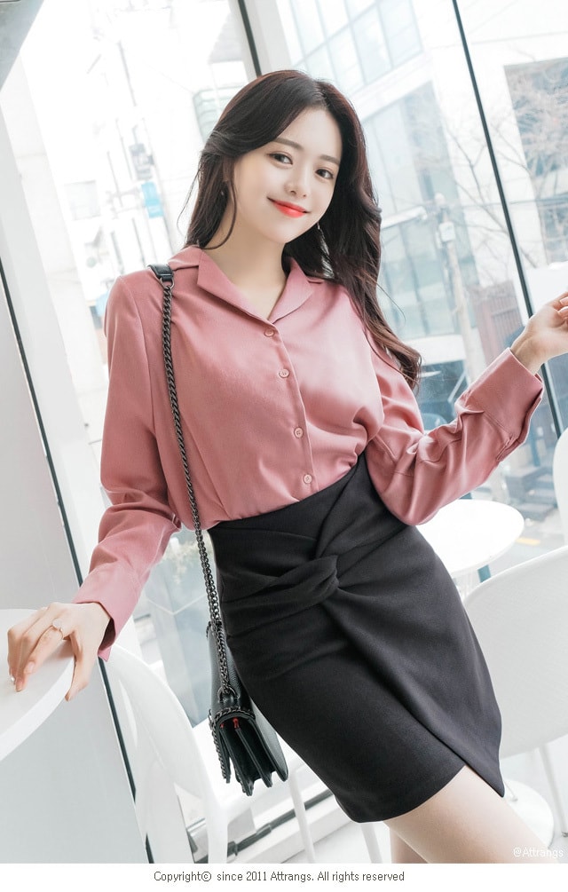【韩国直邮】ATTRANGS  扭曲褶皱细节高腰短裙 粉色 M