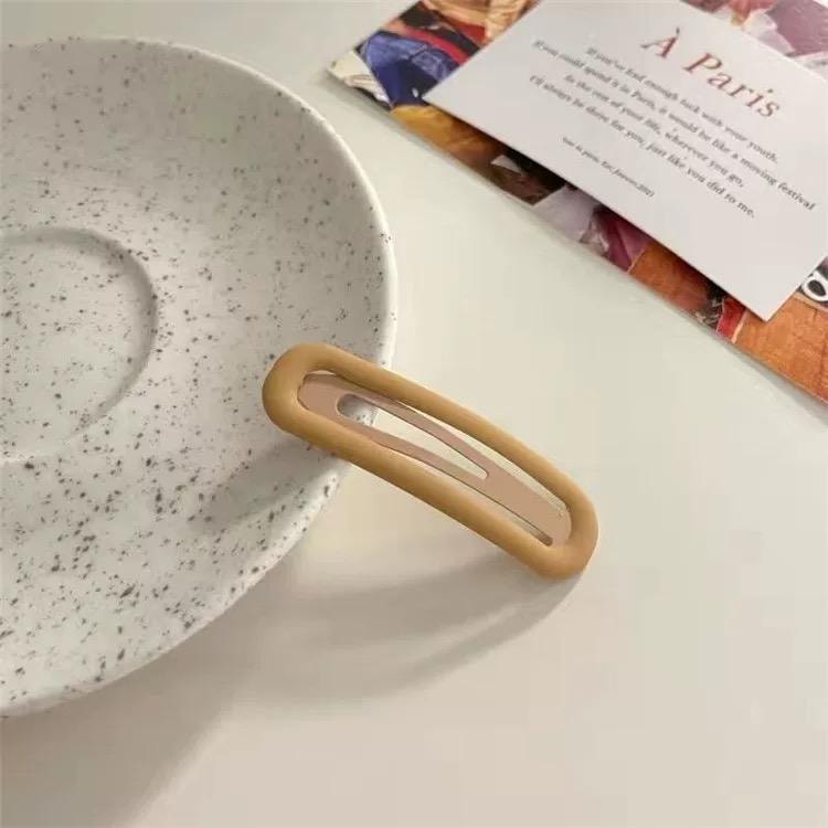 A set of six simple brown matte bb clips for bangs on the forehead