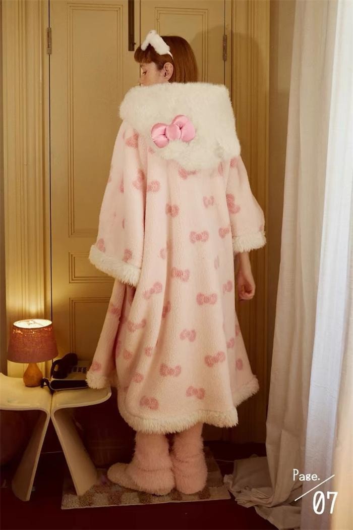 【中国直邮】 FOXTAIL Hello Kitty蝴蝶结斗篷 毛绒女士家居服/珊瑚绒睡袍/冬季新款少女甜美风-L码 1件*|