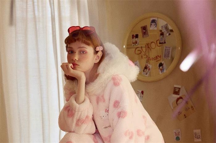 【中国直邮】 FOXTAIL Hello Kitty蝴蝶结斗篷 毛绒女士家居服/珊瑚绒睡袍/冬季新款少女甜美风-L码 1件*|