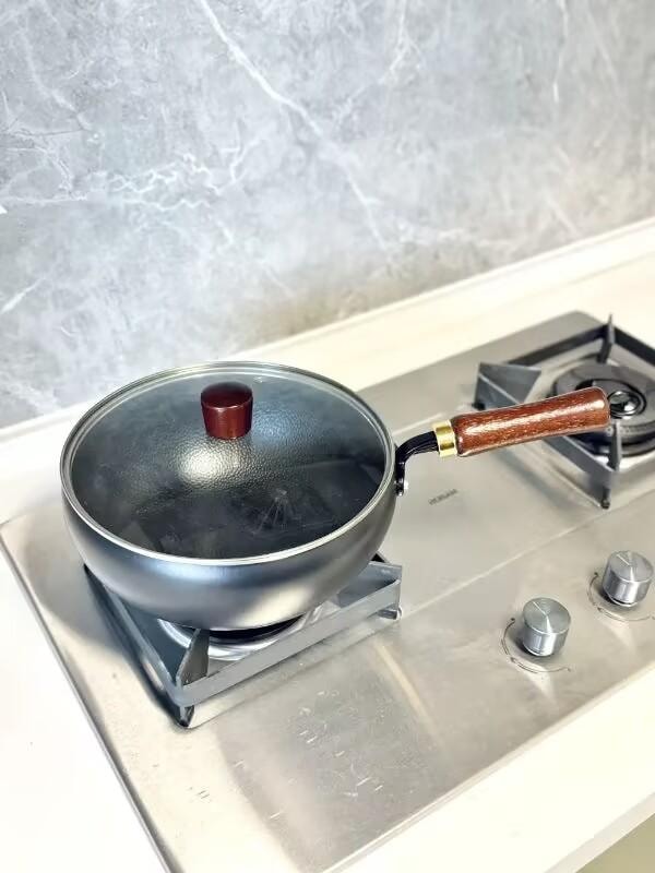 德國 溫崙山 【董宇輝甄選⚡️勁爆價⚡️FDA認證質感王者💰北美銷冠爆品炒鍋🔥】24cm升級款純手工錘紋大肚鐵鍋家用炒鍋24cm配贈清潔套組