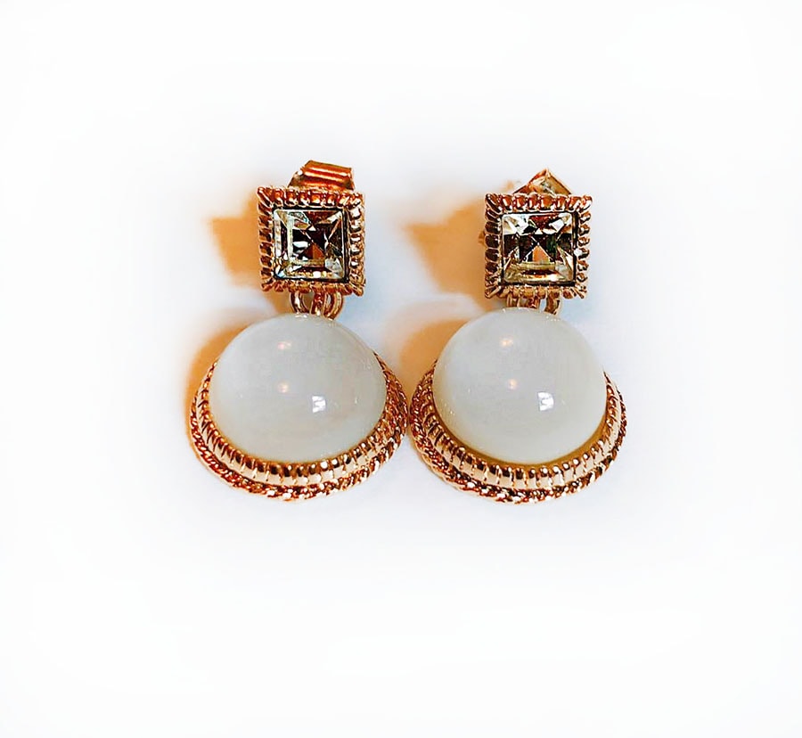 Khaki Oval shaped Queen Earring  1 Pair