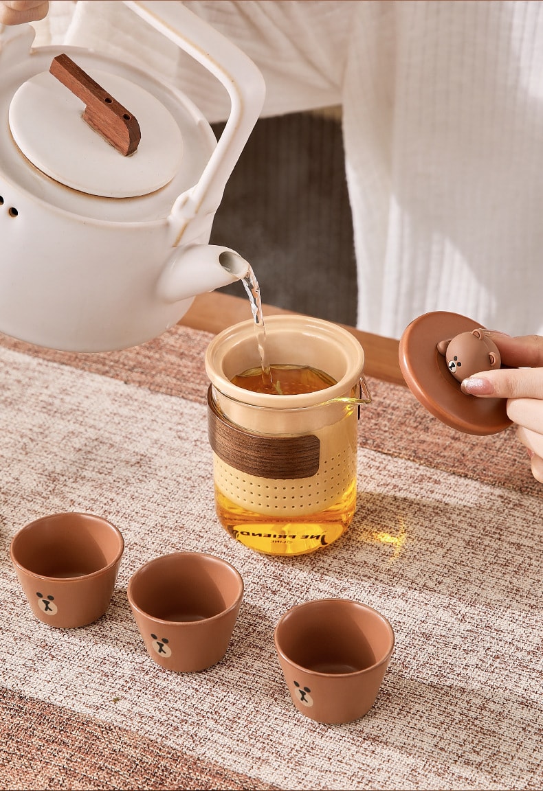 【中國直郵】LINE FRIENDS 旅行茶具套裝功夫茶具便攜式陶瓷茶具戶外一壺三杯茶水分離泡茶壺 棕色
