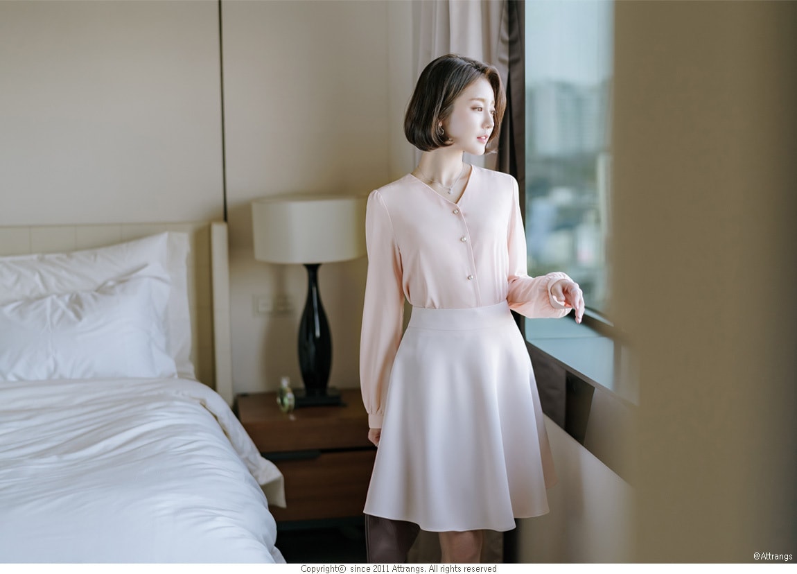 【韩国直邮】ATTRANGS V领珍珠扣装饰雪纺衬衫 粉色 均码