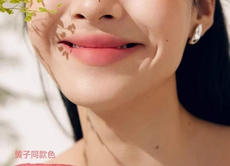 【中國直郵】 心慕與你 空氣感唇泥薄款霧面柔霧絲絨唇釉唇彩霧面口紅 w1 桃米杏