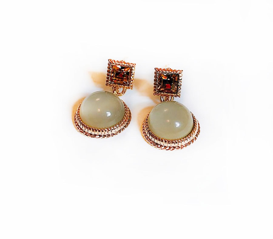 White Oval shaped Queen Earring 1 Pair