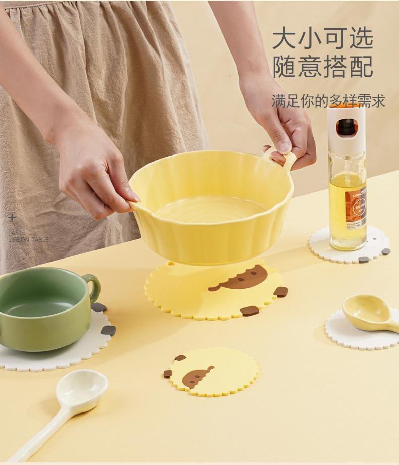  FOXTAIL 卡通羊杯墊餐墊 家用茶杯墊碗墊 加厚防燙耐高溫 食品級矽膠隔熱墊 15*15cm - 白色+黃色 1套