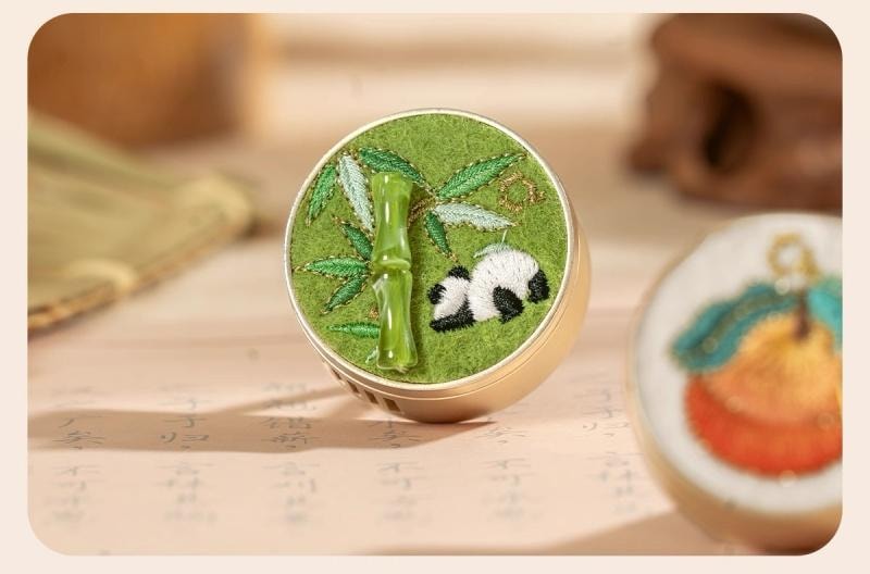 【中國直郵】 上海錢麗 錢麗 刺繡車載香氛 車載香氛刺繡香囊 出風口香片 國風車載香薰 - 大富大桂 1個