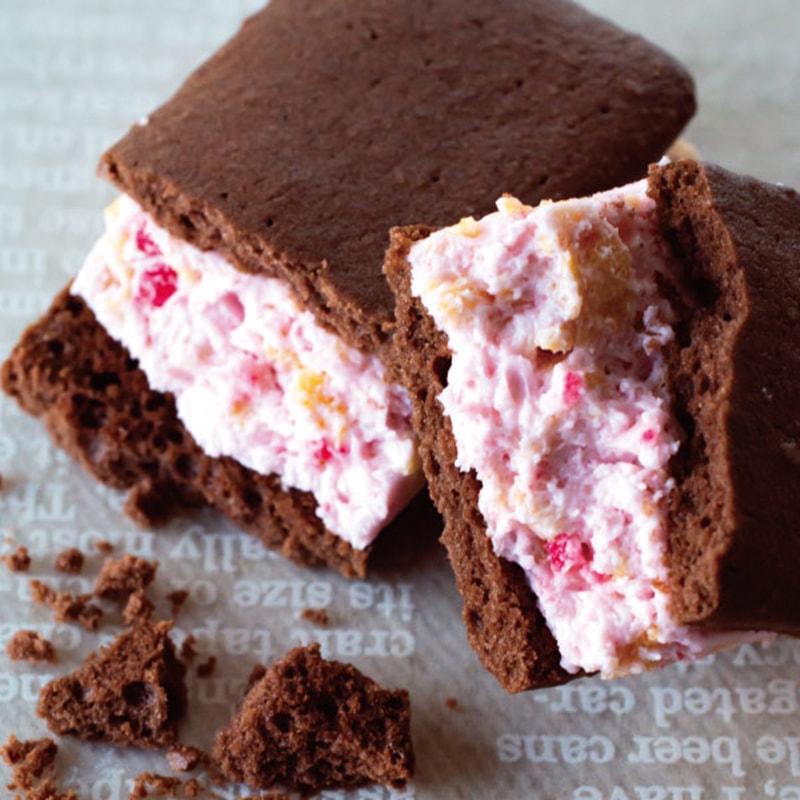【日本直邮】日本博多特产 AMAOU 草莓鲜奶夹心巧克力饼干 5枚装