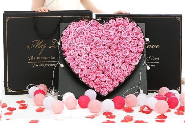 flower red 99 rose soap bouquet in oversized heart-shaped gift box