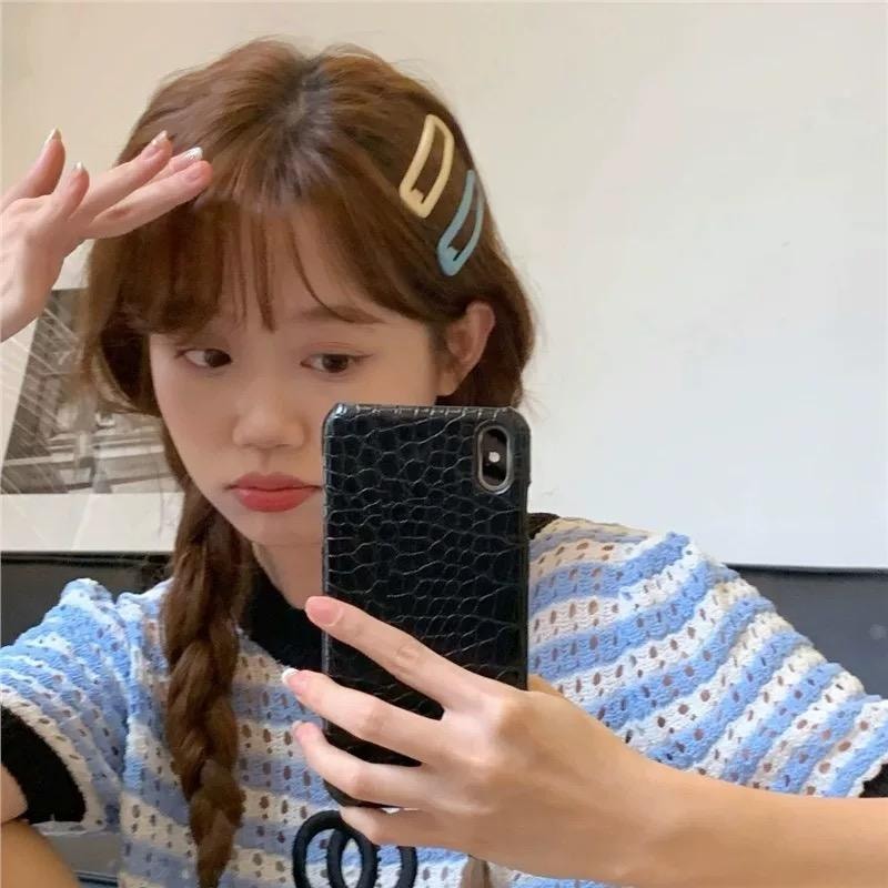 A set of six simple brown matte bb clips for bangs on the forehead