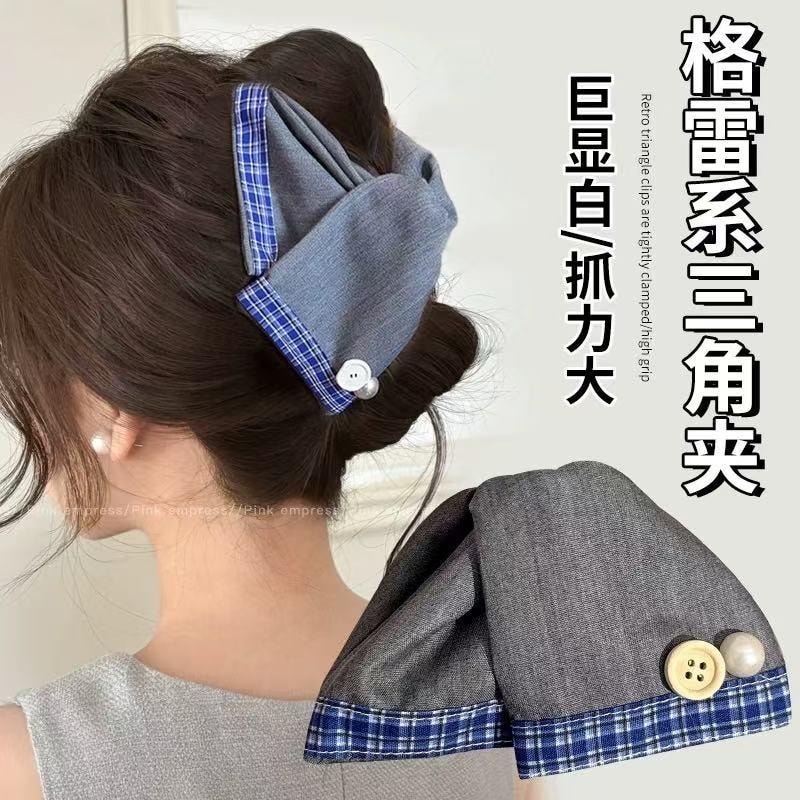 One French retro gripper a blue and gray checkered triangular gripper a high-end hairpin.
