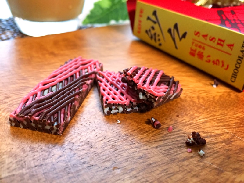 【日本直郵】DHL直郵3-5天到 日本樂天LOTTE 經典紗紗 網狀巧克力 冬季限定 草莓織布狀花式巧克力 69g