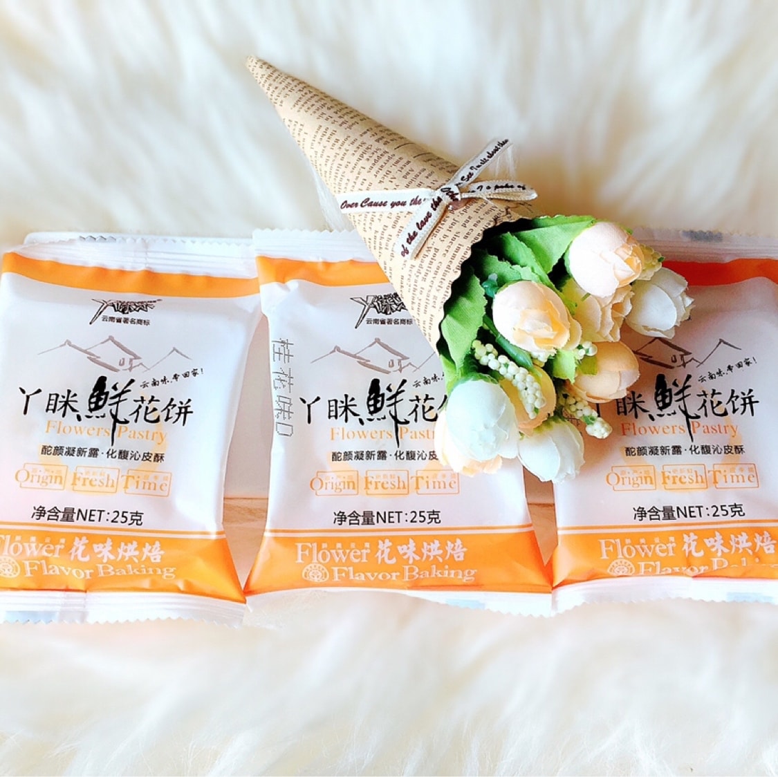 亚米所有口味的鲜花饼中我最喜欢原味桂花大家都推荐的玫瑰反而我没有很爱桂花清香可口饼也很酥软有点类似苏式月饼一袋有8个都是独立包装方便又卫生唯一美中不足的就是每一块鲜花饼真的太小啦 一袋消耗太快哈哈 今天也是yami的一天