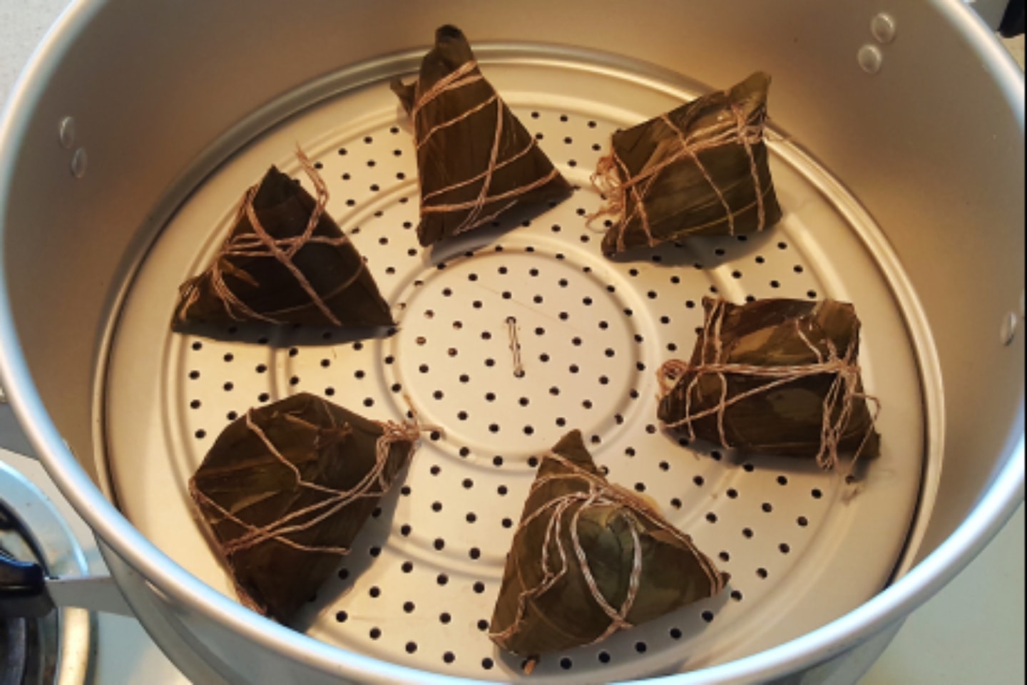 站队甜粽儿的我打算今天开始每天一个口味地吃 嗯 先哪个口味呢 从比较朴素的豆沙开始 为了应景儿 自制了一条简易版的五彩绳戴着 是不是瞬间有了节日的气氛 祝大家端午安康 Article Article Titlefromuser