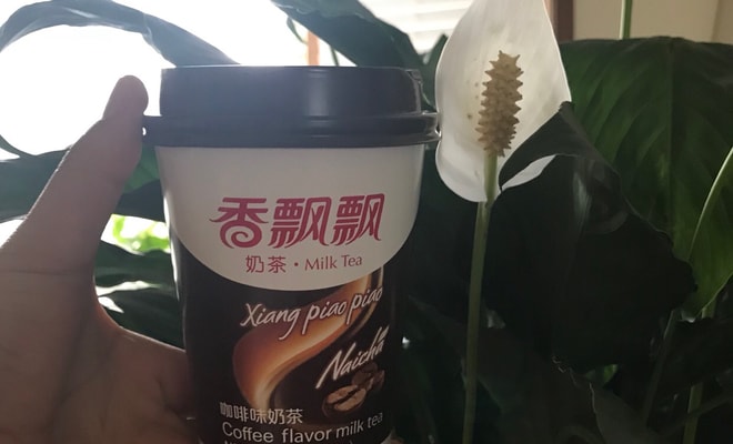 寒冷的冬天来一杯香喷喷的奶茶.很舒服