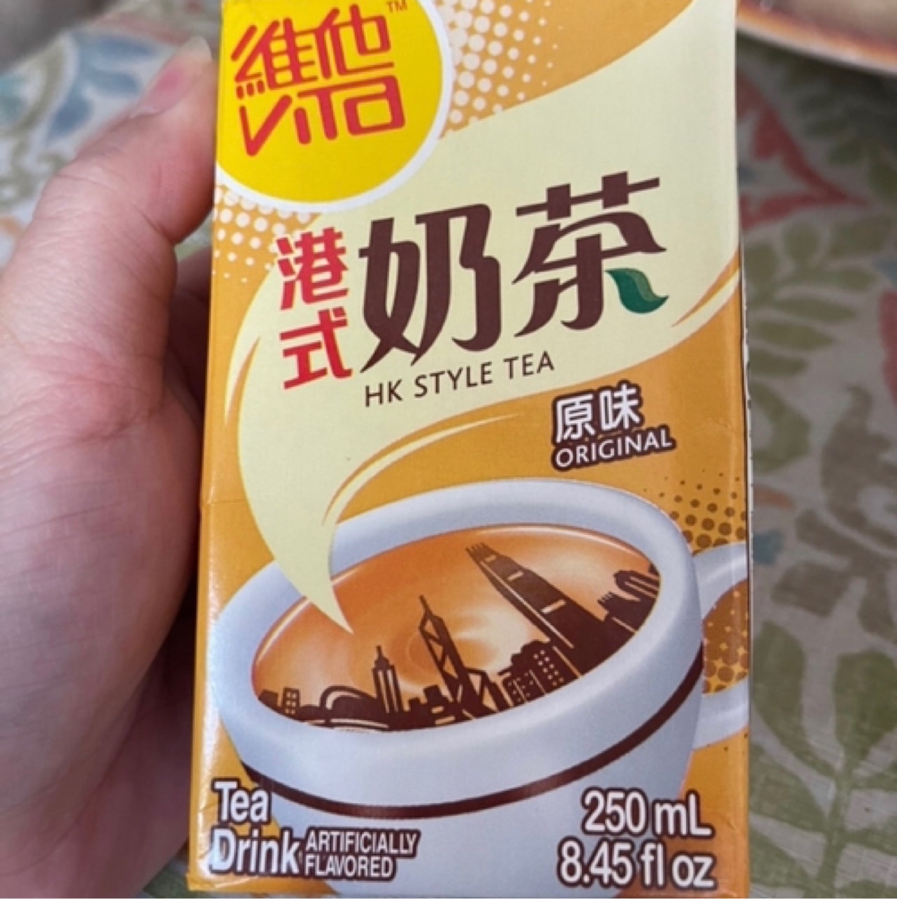 22双节快乐 第一次尝试这款包装的奶茶 甜度正好 有一点港式奶茶的口感 比较丝滑 把它加到咖啡里也很好喝 像是拿铁 但因为是奶茶的口感 所以咖啡也甜甜的很好喝 来自爱吃的小猪的晒单