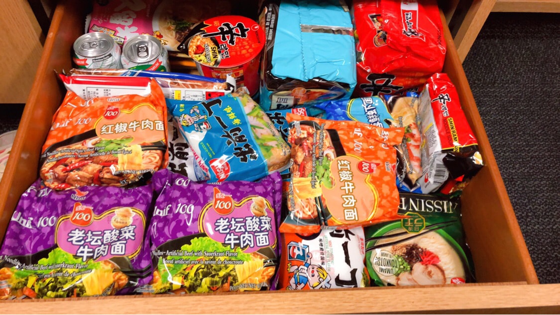 我又开始屯泡面 了 个人比较喜欢的各种豚骨味道的面 海鲜豚骨虽然听上去怪怪的 但是味道还是不错的 还有最最最角落的久留米熊本 真的各种味道都炒鸡棒 Article Article Titlefromuser