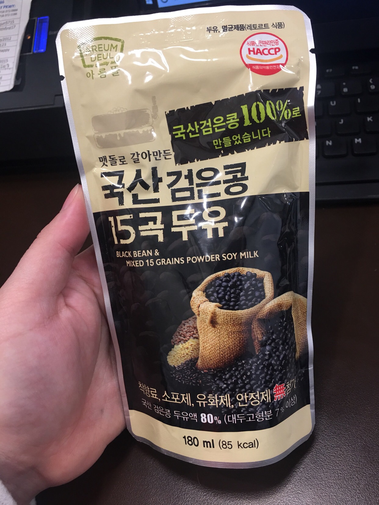 配菜全部都很齊全味道還是不夠柳州一絕好吃 但因為滷蛋所以加分了 芝士球味道很重芝士味而且入口即溶 感覺一包也不夠吃 菲利賓出產的薯片很咸很酸愛吃的人很愛吃不愛吃的會覺得太酸了 黑豆奶是在太小包了倒出來半杯也沒有呢 不過味道是ok的 Article Article