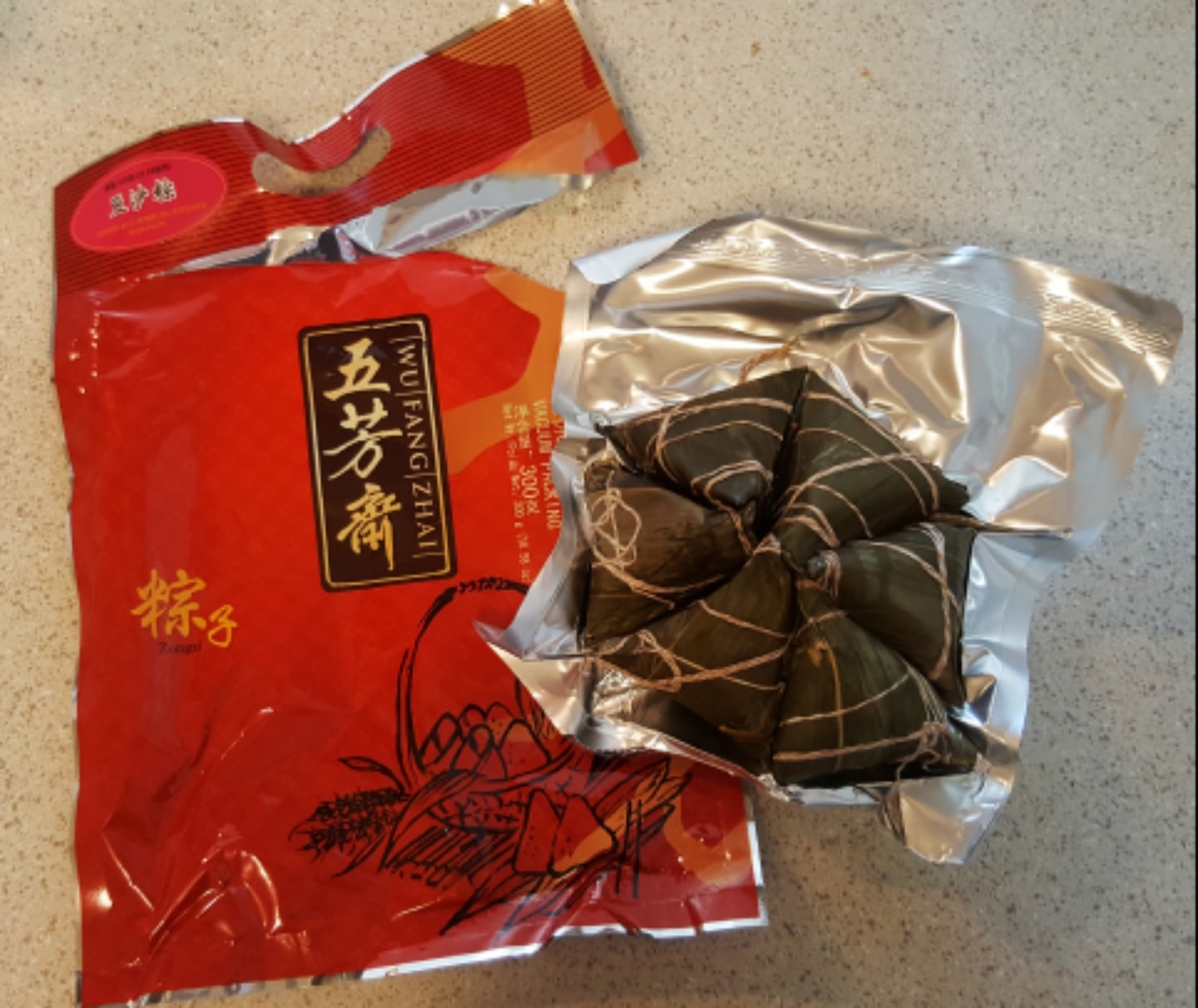 站队甜粽儿的我打算今天开始每天一个口味地吃 嗯 先哪个口味呢 从比较朴素的豆沙开始 为了应景儿 自制了一条简易版的五彩绳戴着 是不是瞬间有了节日的气氛 祝大家端午安康 Article Article Titlefromuser