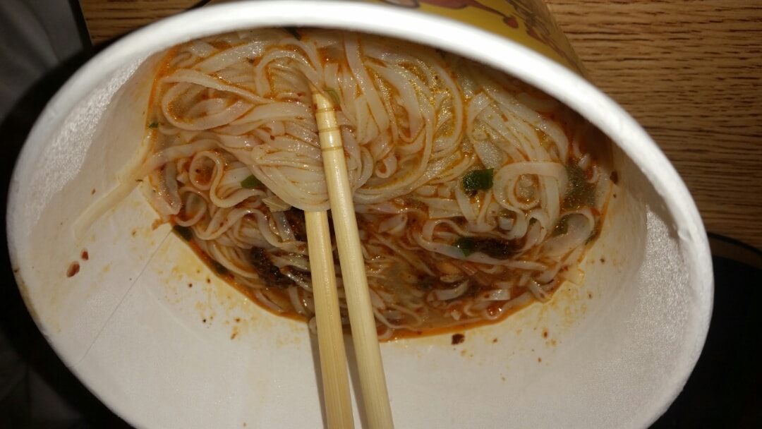 最近迷上了白家陈记的面食 真的是超好吃的 同样是上次吃过的火锅味 底料应该是相同的 调料粉包从铺盖面的青豆变成了黄豆和葱花 面饼变成了细条面 恩 觉得还是细面吃起来比较方便啊 Article Article Titlefromuser