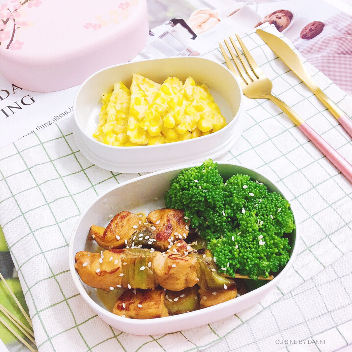 美食厨房 好好吃饭的 密是高颜值便当盒 自从入手了这个樱花便当盒 午餐都会自己带再也不偷懒啦哈哈 减肥是长久计划不可怠慢 今天的菜单是 香甜玉米 烙饼 照烧 鸡肉串 玉米常被作为减肥时的替代主食但一定要选水article