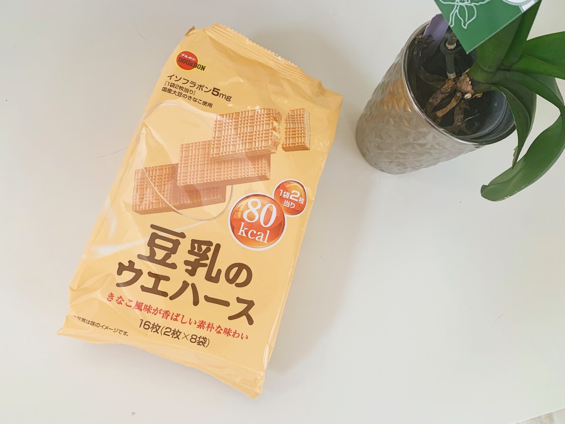 晒单闪现抢积分 Bourbon 豆乳 威化饼号称减肥零食因为2块只要80卡 确实是味道不错 能解决嘴馋而不摄取太多热量 一包里面有8小袋 一袋2块威化饼 味道不是那么甜 豆乳 的绵密感是很明显的 算在 不错 的味道里 嘴馋的时候来一袋很舒心 Article Article Titlefromuser